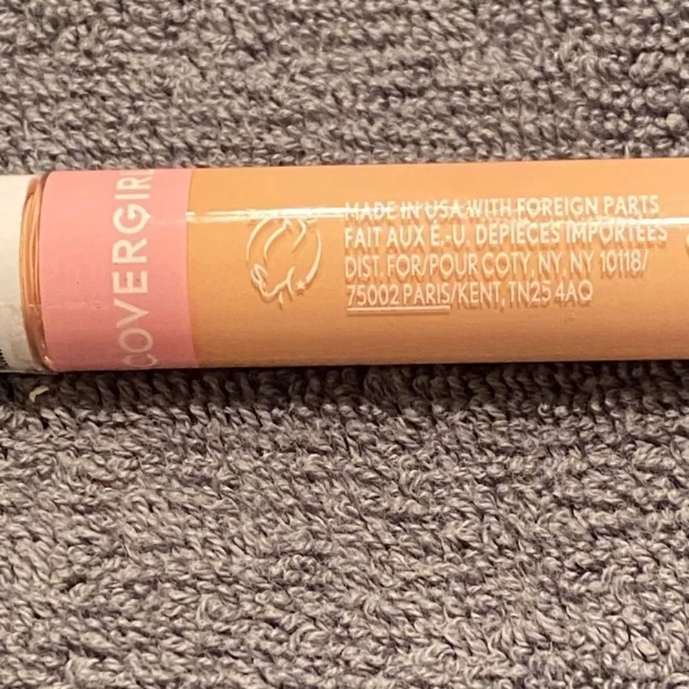 1049 Covergirl Clean Fresh  Hydrating Concealer  #340 Light Pale New